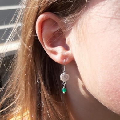 Boucles d'oreilles enfant, coquille Sainte Lucie et pierre semi-précieuse