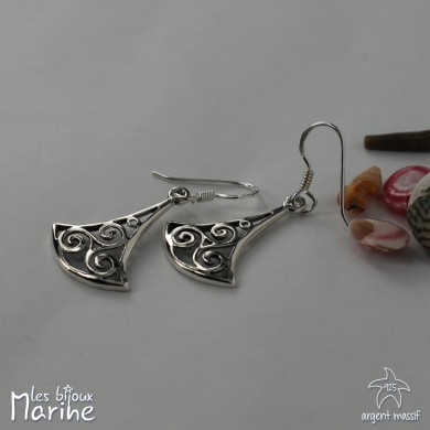 Boucles d'oreilles pendantes Triskel ajourée